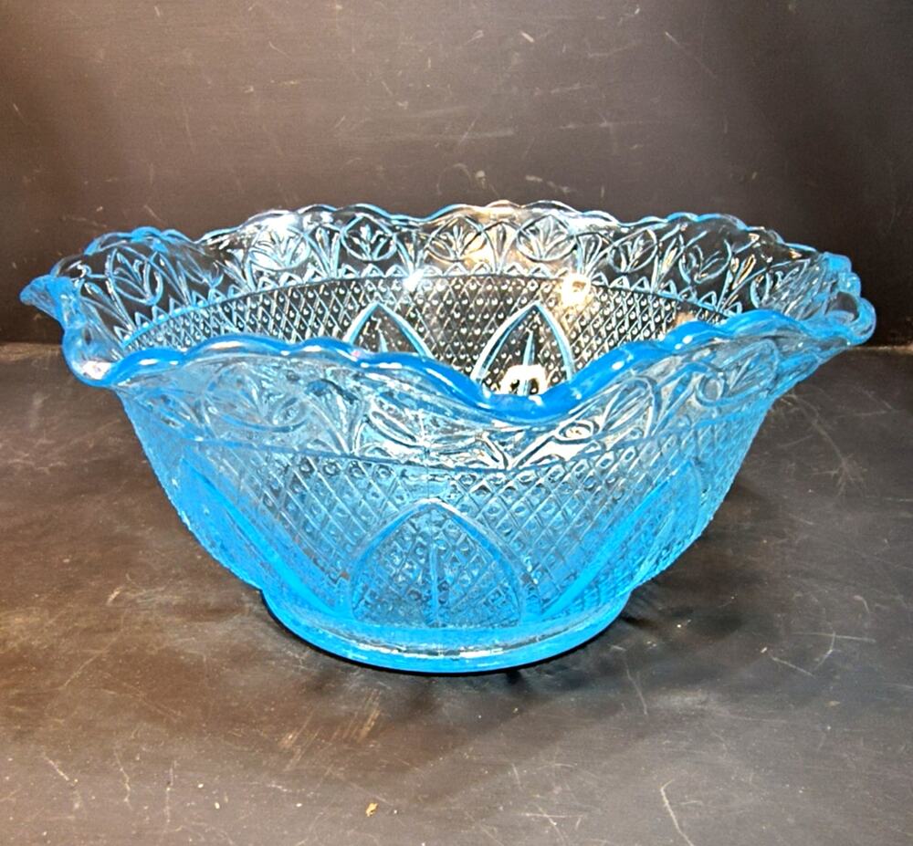2181.  Vintage Princess House Ice Blue Bowl Scalloped Ruffled Rim Starburst Base